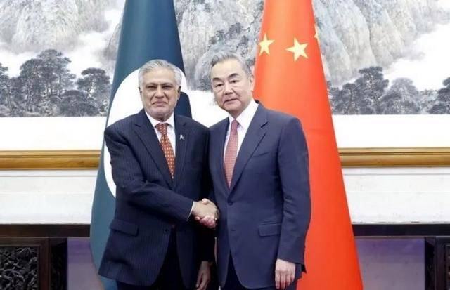 王毅向巴铁许下承诺后，印度预感到什么，连夜作出撤军决定