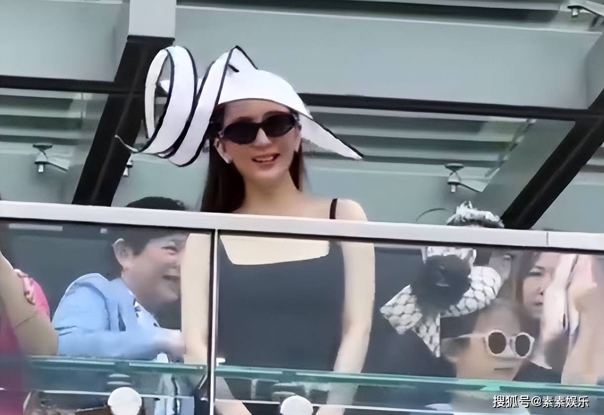 方媛陪郭富城赛马，方爸爸站在女婿身后，方媛手遮小腹很像孕妇