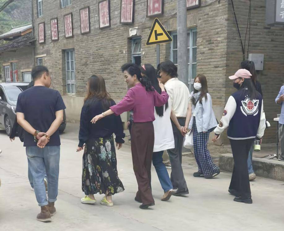 朱媛媛于月仙珍贵合影！原来两人是师姐妹，最后互动惹人泪目