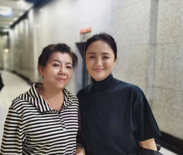 朱媛媛于月仙珍贵合影！原来两人是师姐妹，最后互动惹人泪目