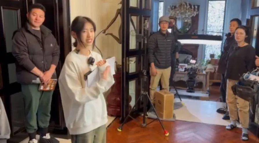 考古 | 冯小刚养女和徐帆越长越像！高颜值气质优雅，被曝将在娱乐圈出道