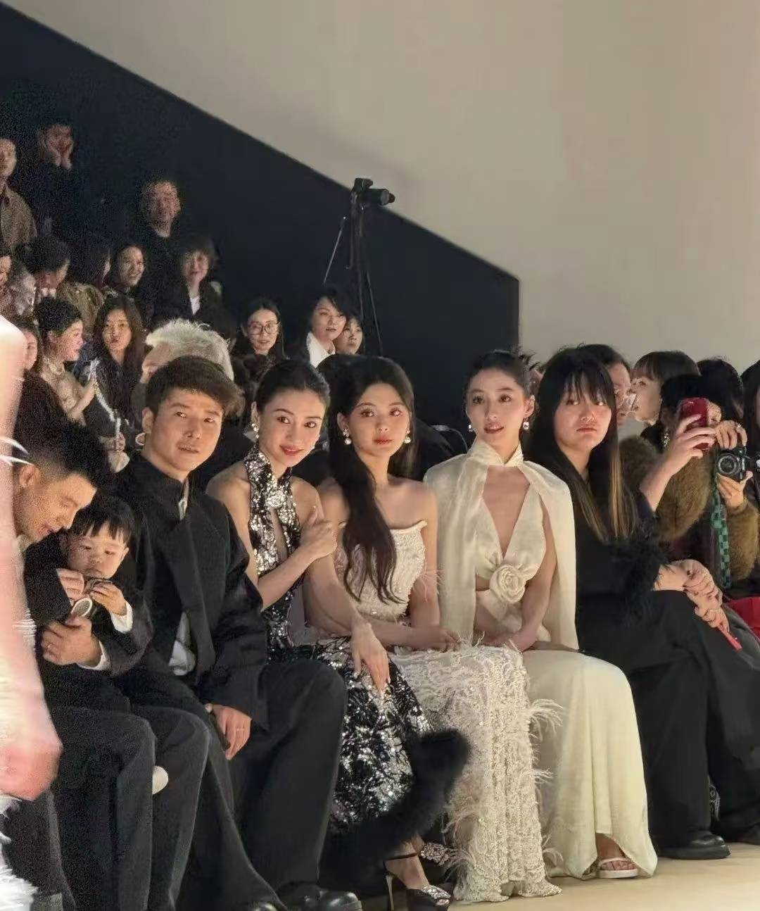 杨颖被经纪人当街训骂照曝光！自费租房面试找工作，吃地摊无人识