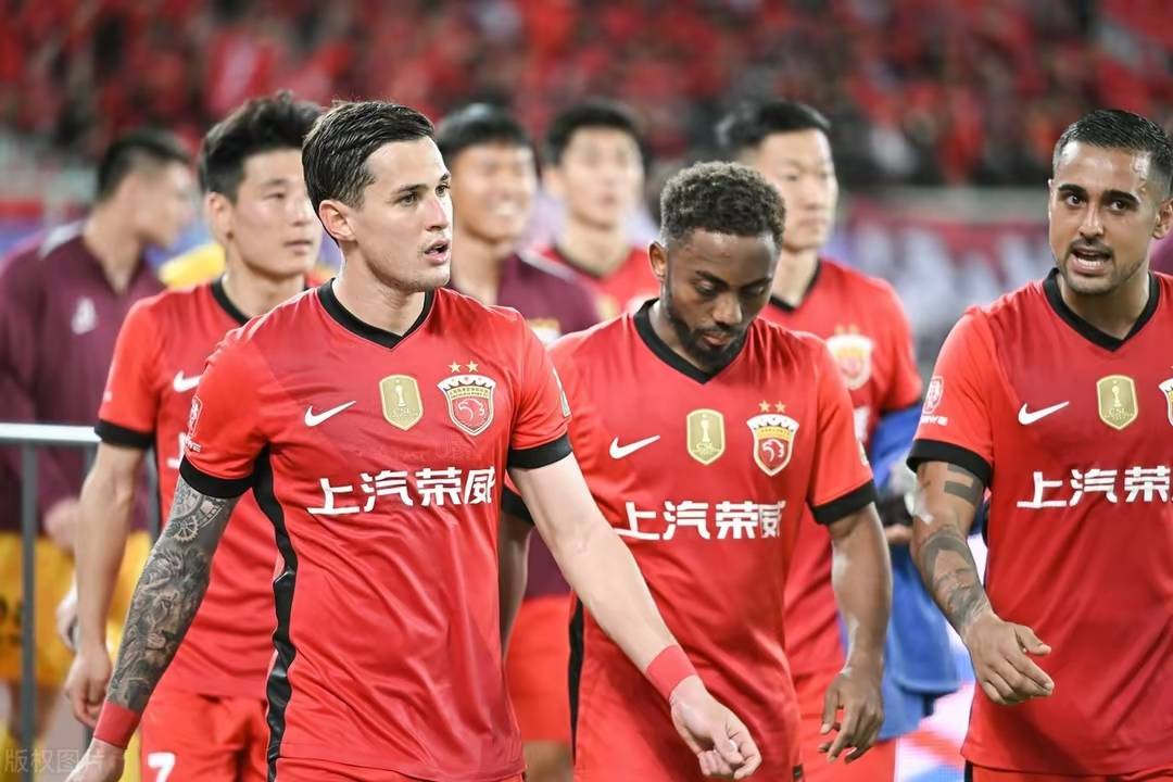 原创             莱昂纳多或被海港放弃，沪媒透露海港将引进后腰，放弃一名前锋