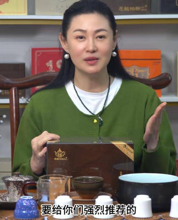 55岁潘金莲近照惊呆网友，昔日女神发福变慈祥，独身创业活出真我