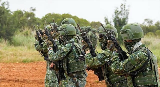 台退将一番话，给美军敲响警钟：一大短板的出现，难与解放军抗衡