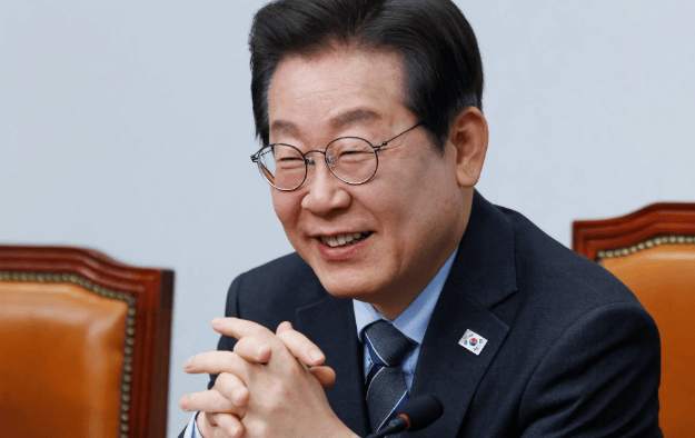 李在明上台第一天，48万士兵做出选择！尹锡悦闯的祸，坚决不能犯