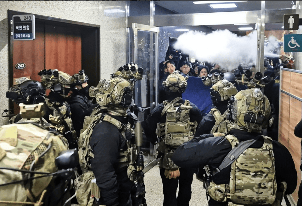 韩总统上任第一天就急电军中高层，48万士兵做出选择，李在明拒绝步尹锡悦后尘！
