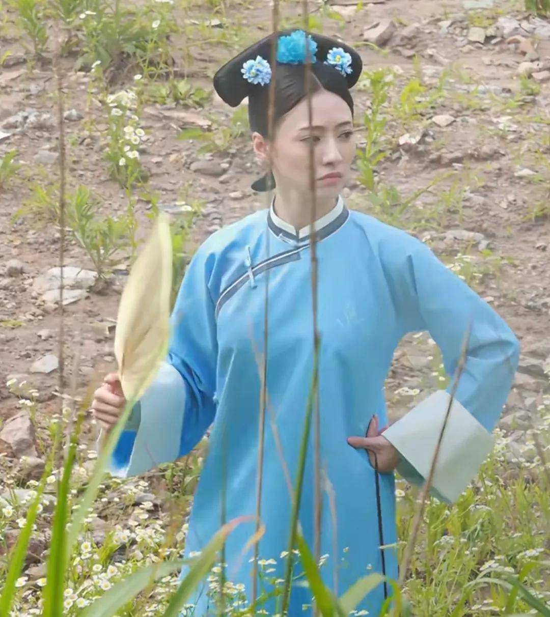新版小燕子路透曝光！审美降级苦相又土气，还不如老版丫鬟亮眼