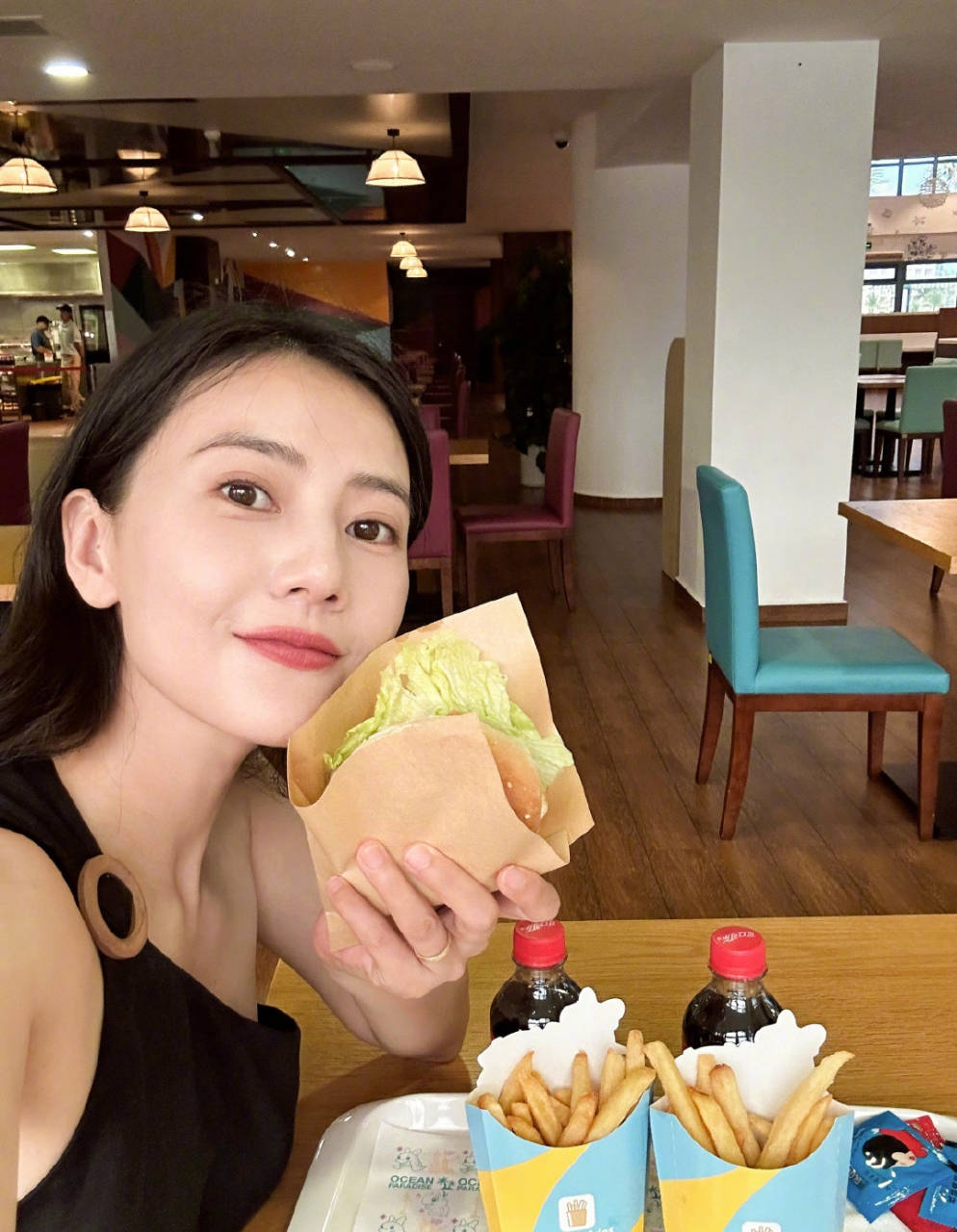 权志龙演唱会排面真大，高圆圆随音乐蹦迪，baby大方现身没包袱
