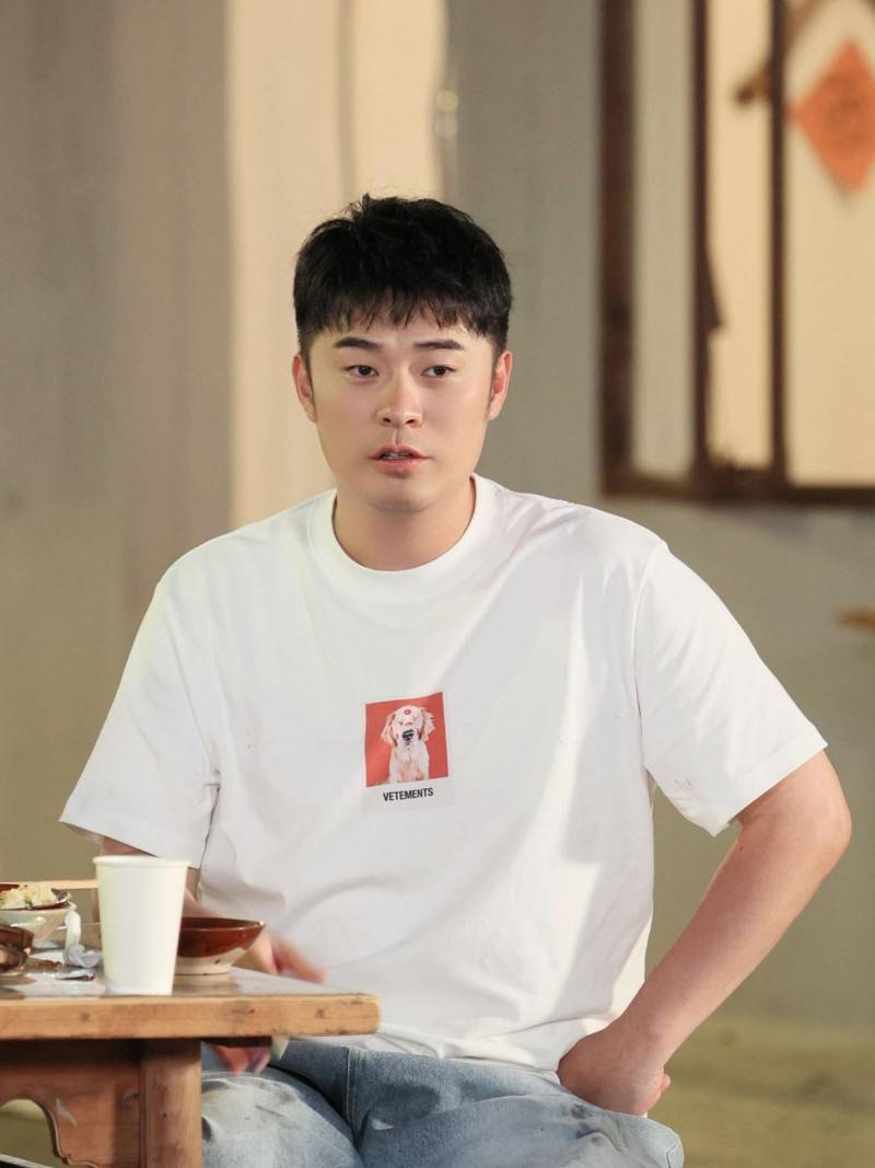《五哈第三季》第12期，陈赫上身了vetements萌宠tee，简单的白t打底，配上可