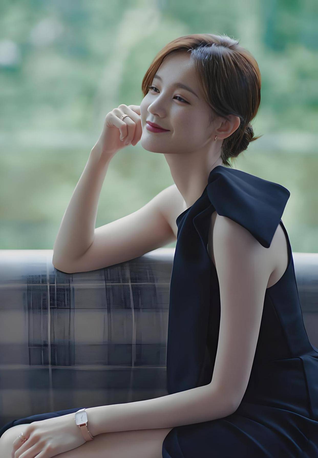 李一桐的自然清新之美，仿佛是从画中走出来的仙子。她精致的五官、白皙