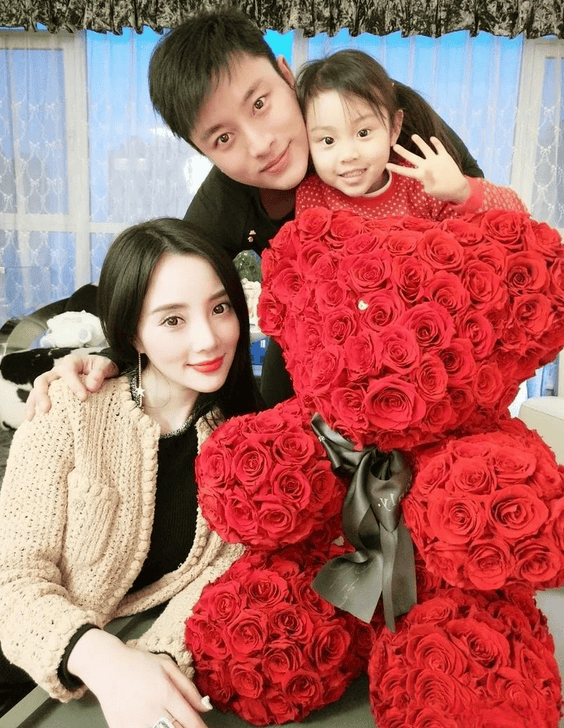 同杨子离婚四个月，黄圣依承认初恋是贾乃亮！网友惊了