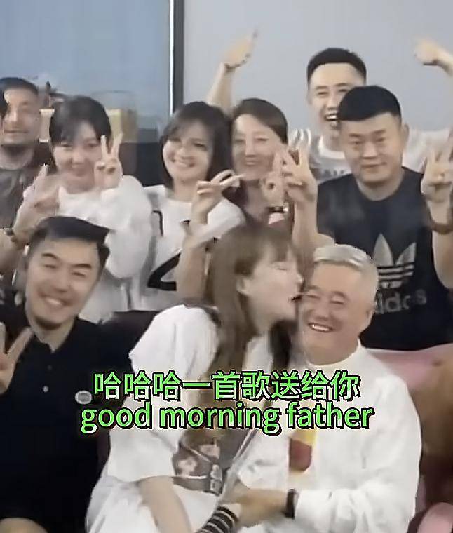 赵本山和徒弟们一起过父亲节，头发胡子全白了，女儿球球亲吻脸颊