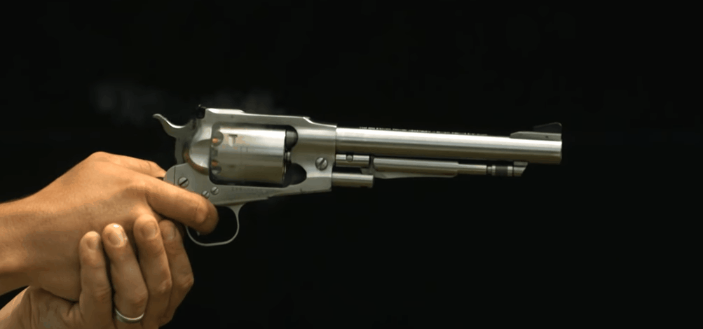 东北老哥耕地捡枪拍抖音，3小时后警察上门：查水表！丨轻武专栏