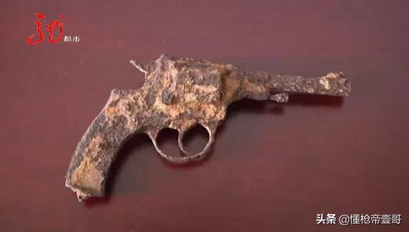 东北老哥耕地捡枪拍抖音，3小时后警察上门：查水表！丨轻武专栏