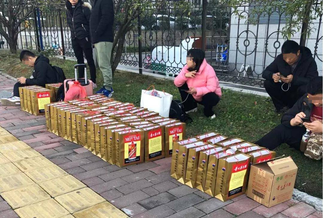 黄牛亏掉奔驰！飞天茅台跌破2000，茅台镇老板亲述：一年少挣千万