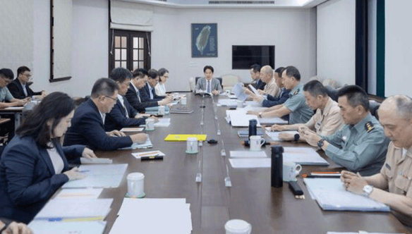 台独“卖台求荣”？英国军舰来势汹汹，挑战中方底线，解放军果断出手