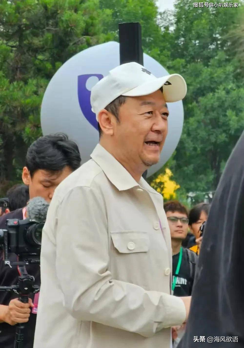 57岁郭涛带全家炸场阿那亚！女儿14岁快1米8，兄妹俩共用一张脸