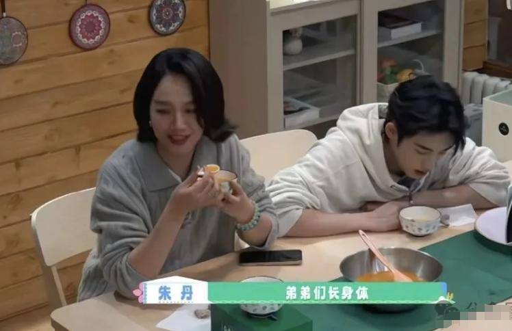 朱丹二婚嫁给周一围，真是幸运，幸福满满。