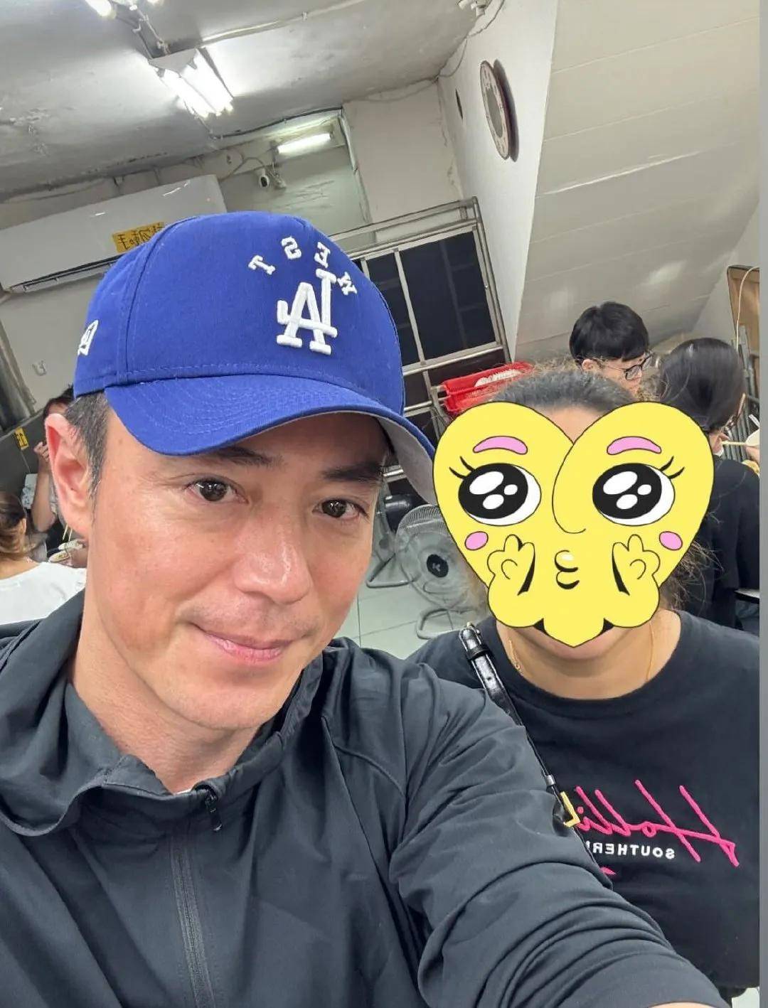 45岁霍建华在台湾吃路边摊火锅，打扮朴素接地气，脸部皮肤显粗糙