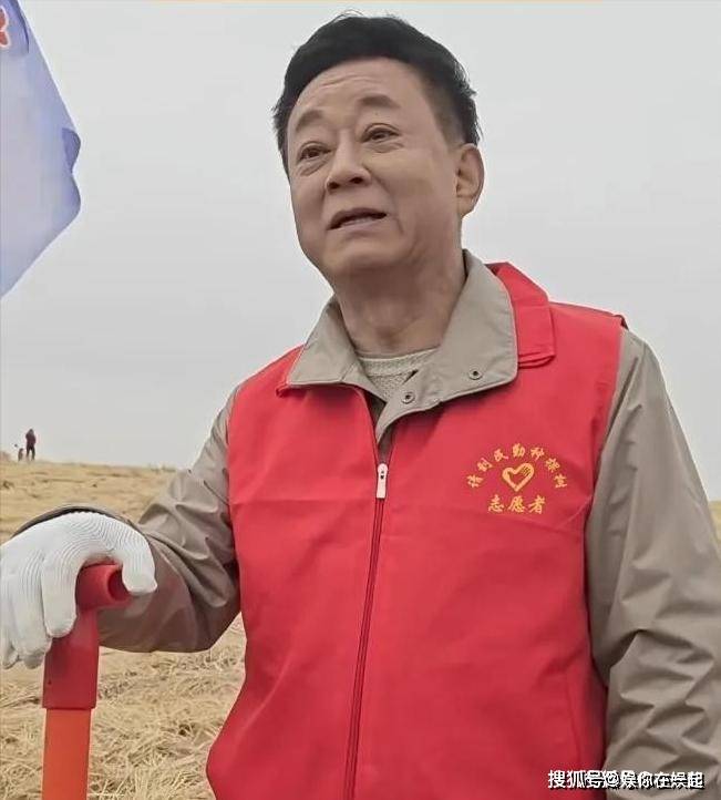 曝57岁央视主持周涛近照，眼神犀利毫无亲和感，和荧幕前判若两人