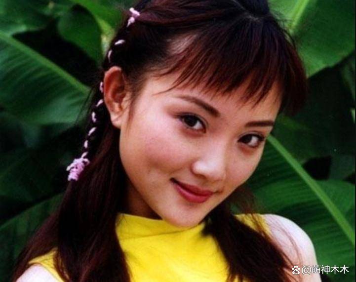 李小璐近照鼻头发黑泛红，43岁了还在追求少女感，彻底变成幼态脸