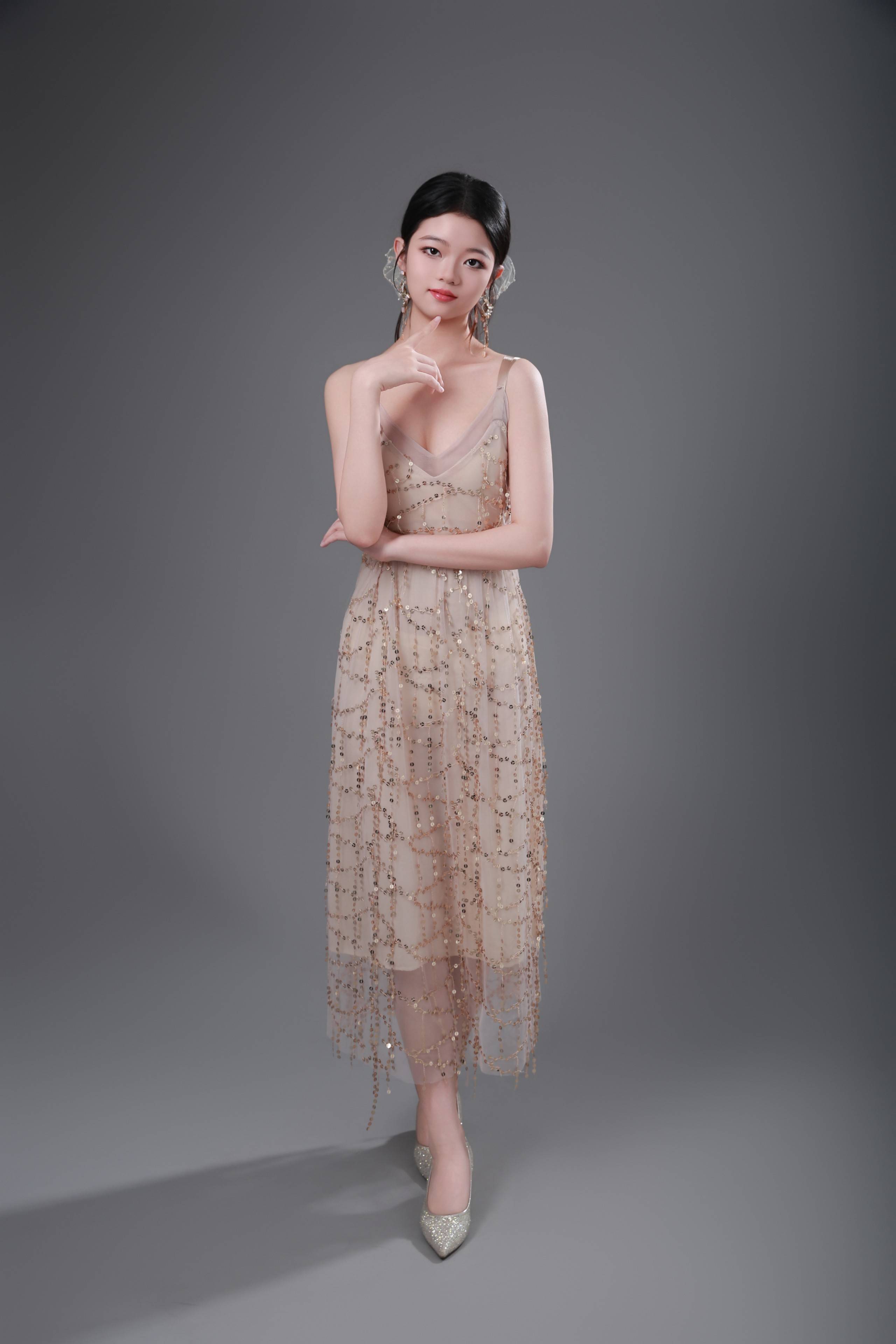 新人模特龙晨——青春面孔，时尚新声