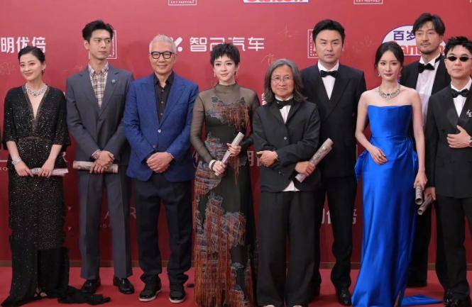 赵丽颖被嘲不合群？杨幂高情商获赞，多年“明争暗斗”胜负揭晓