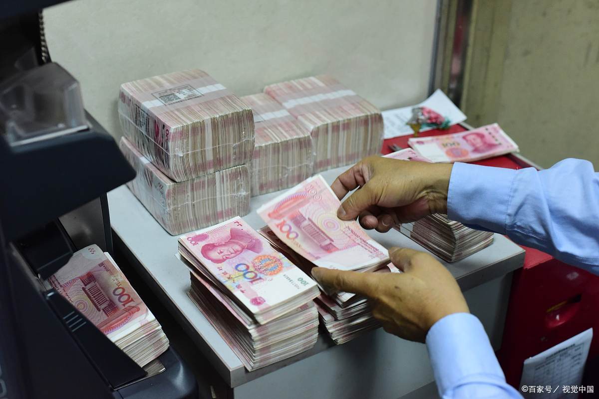 把钱从银行取出来，将现金存放在家里，是机智还是愚蠢？