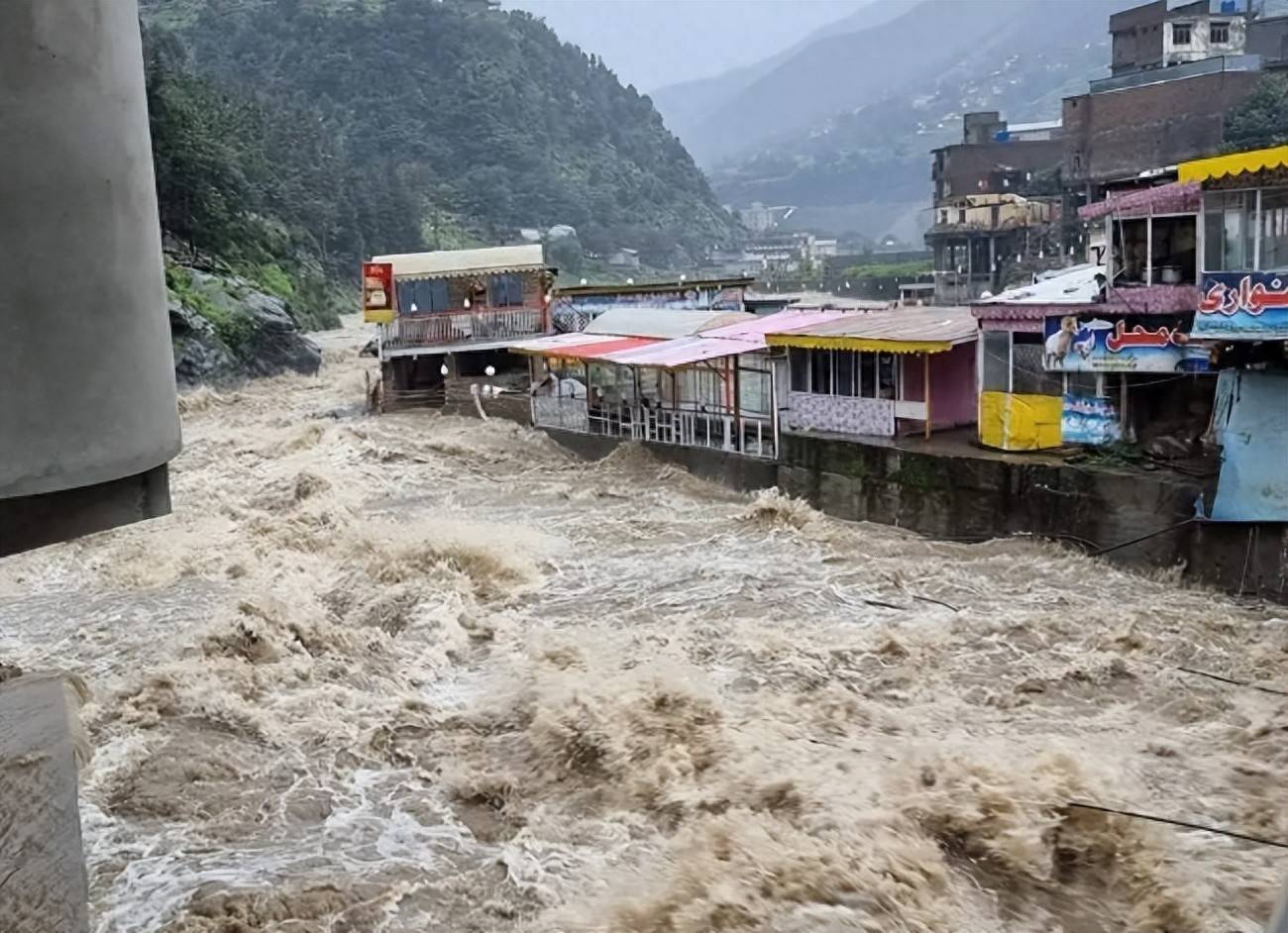 印度突然开闸泄洪，莫迪以水代兵逼近巴铁，中国2招帮巴铁铺好了路？