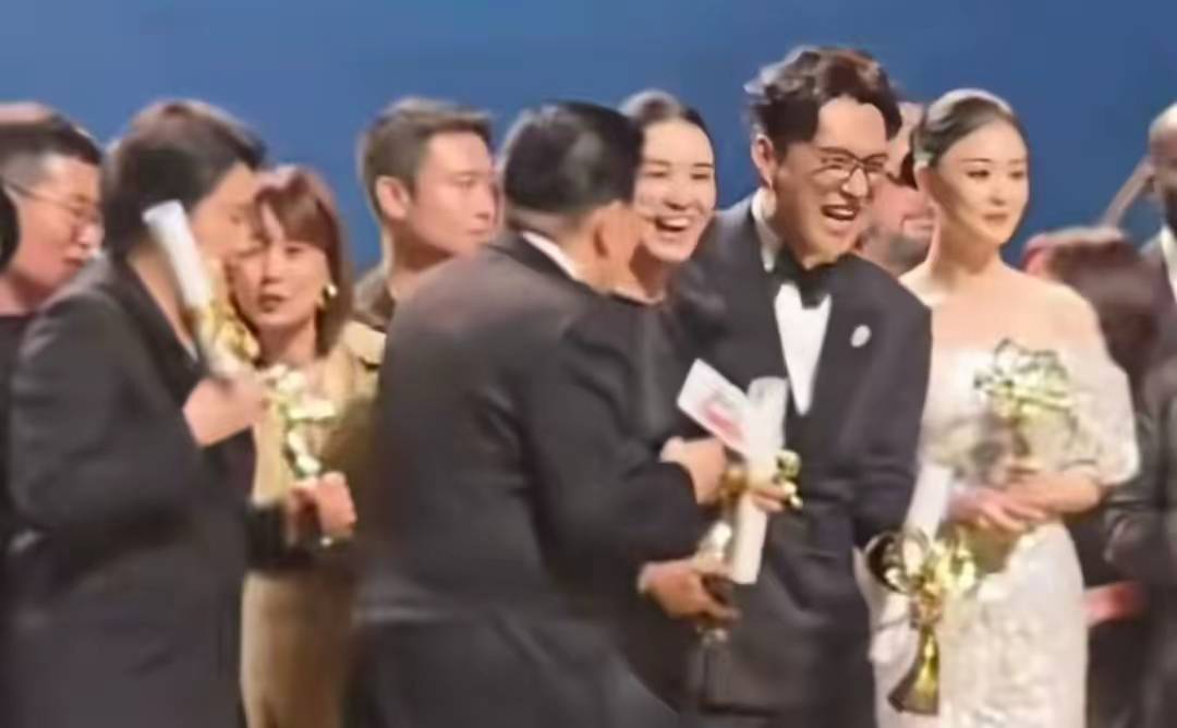 “咸猪手”风波！一张大合影撕破白玉兰晚会的体面