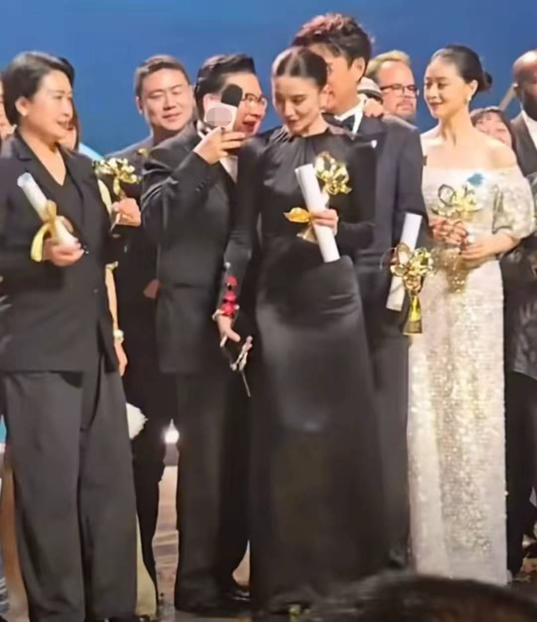 “咸猪手”风波！一张大合影撕破白玉兰晚会的体面
