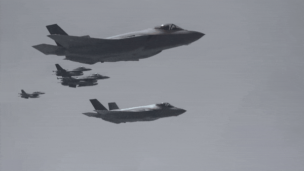 歼-20与F-35A东海上空“过招”：美军占不到便宜，只能灰溜溜离开