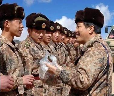 智蕙人生:非洲某国阅兵，手持迷彩81杠，穿的居然是中国07荒漠迷彩？