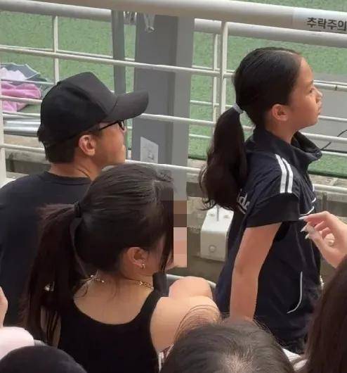 孙俪一家韩国看BP演唱会，小花被晒黑好多，邓超给女儿背包好可爱