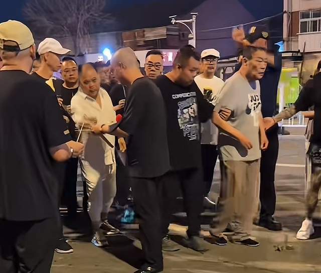 杨少华吊唁仪式如修罗场！杂耍、闹场、大和解，刺青男穿裤衩主持