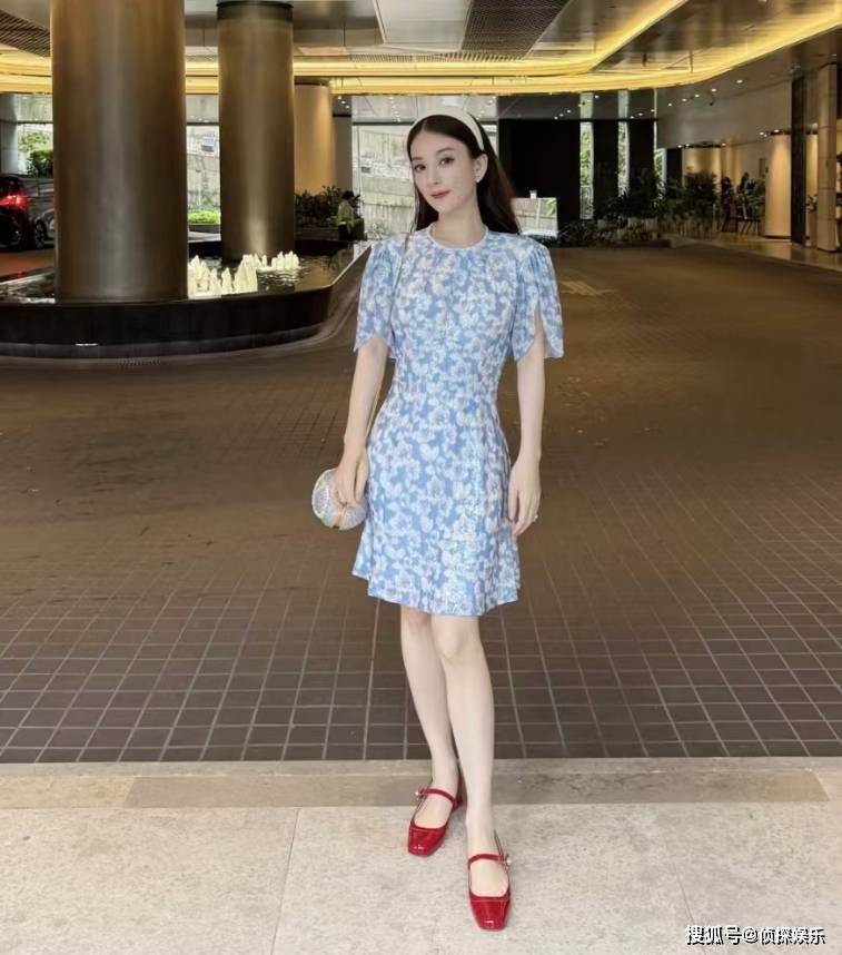 郭富城老婆首晒大肚照，怀三胎数月孕相藏不住，小腹隆起仍很瘦