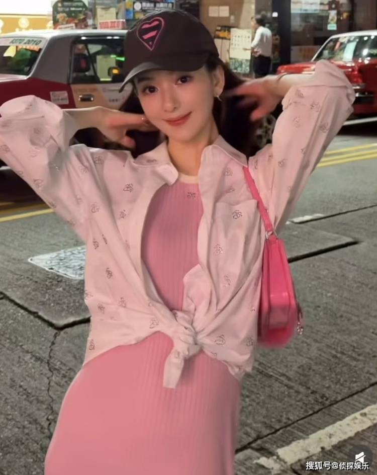 郭富城老婆首晒大肚照，怀三胎数月孕相藏不住，小腹隆起仍很瘦