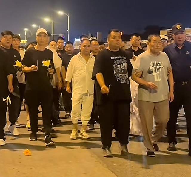 杨少华吊唁仪式如修罗场！杂耍、闹场、大和解，刺青男穿裤衩主持