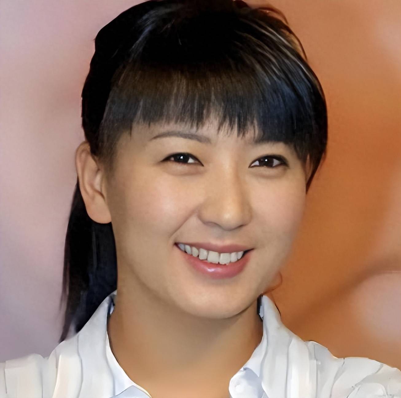 闫学晶现状：45岁高龄生子，全家移居三亚，与9岁女儿同框很幸福