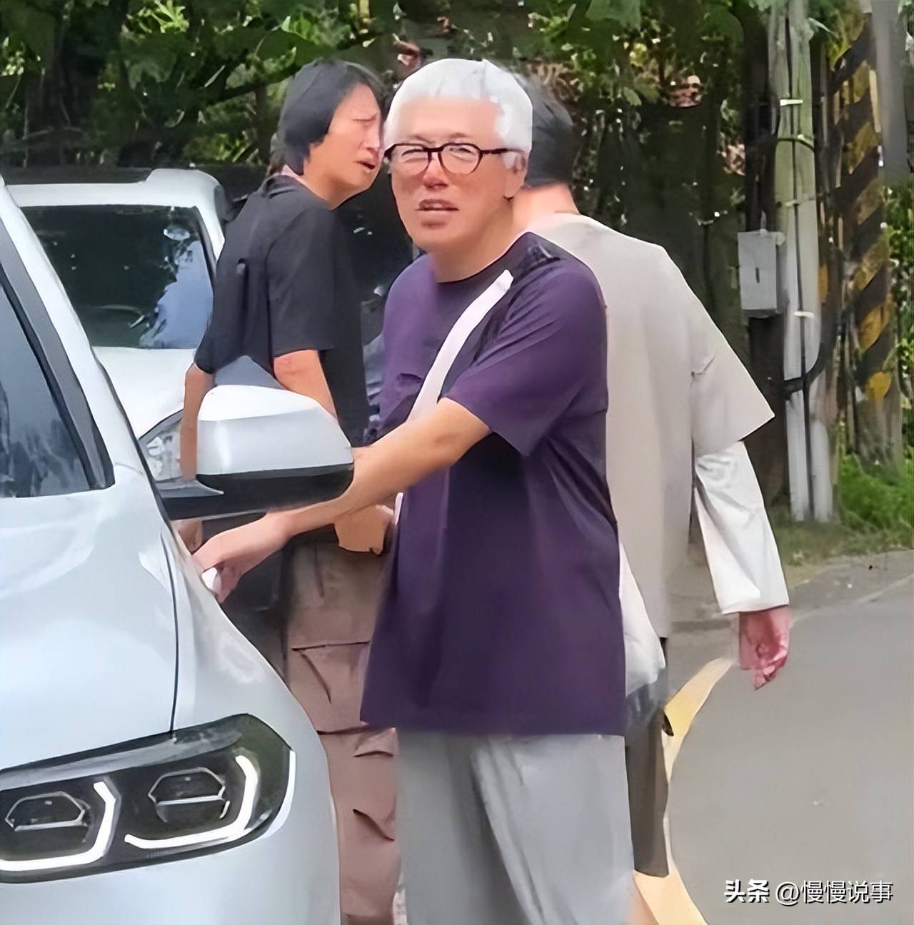 断崖式衰老惊人，58岁歌手张宇生病复出，满头银发身形消瘦引关注