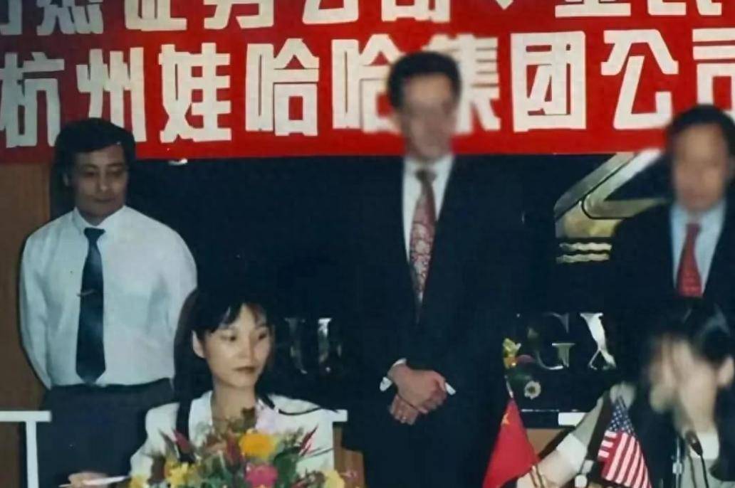 宗庆后杜建英香港出差，竟同住一间房！原配施幼珍当时还蒙在鼓里