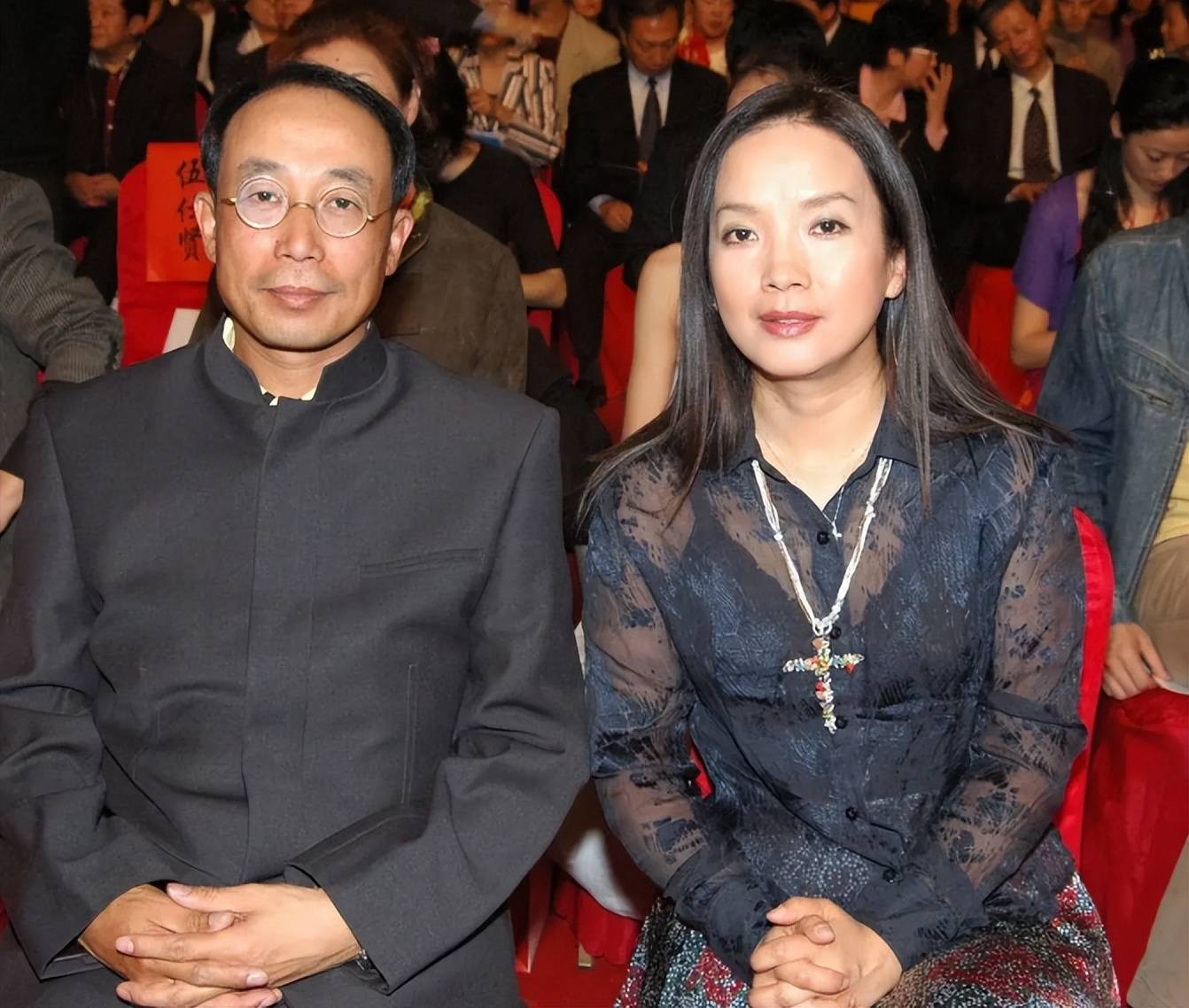 移居美国多年，吕丽萍再犯“老毛病”，官方出手撕碎她的体面！