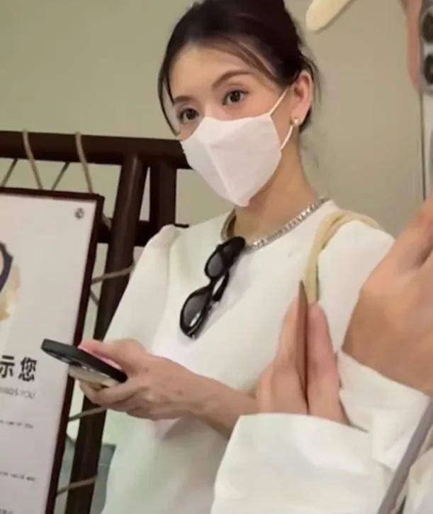 郭富城奖励老婆黑卡，方媛开心到澳门旅游，怀孕6个月还是小v脸
