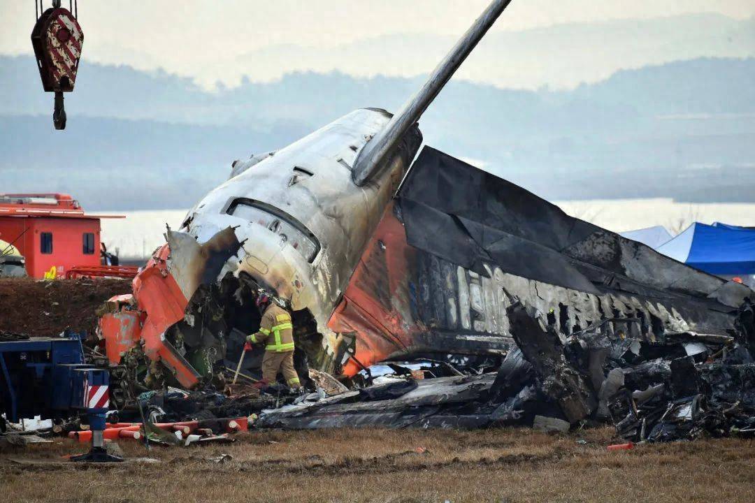 南亚天空惊爆歼7坠机25人命丧当场！孟加拉急眼，歼10订单跑起来