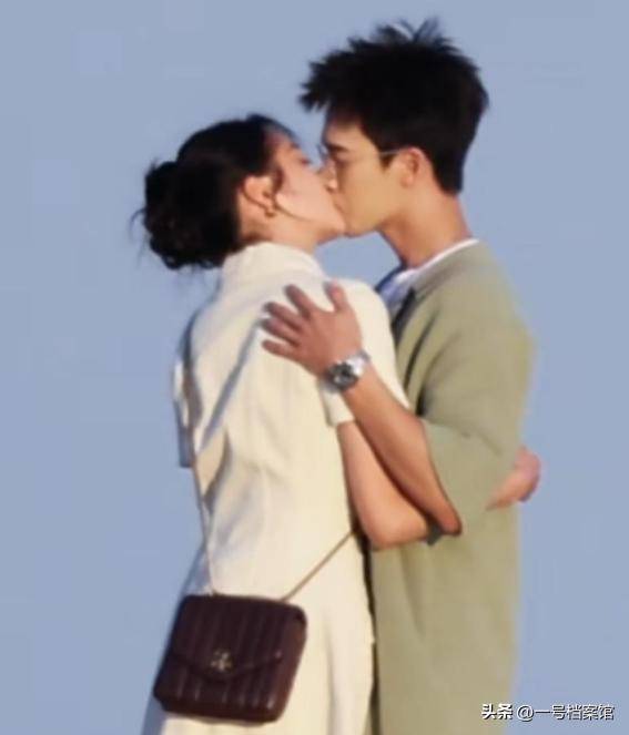 鹿晗关晓彤分手传闻真相揭露，避嫌只是表象，关晓彤吻照引发热议