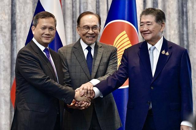 收到泰国紧急通报，中方当天召开重要会议，军队同时进驻柬埔寨