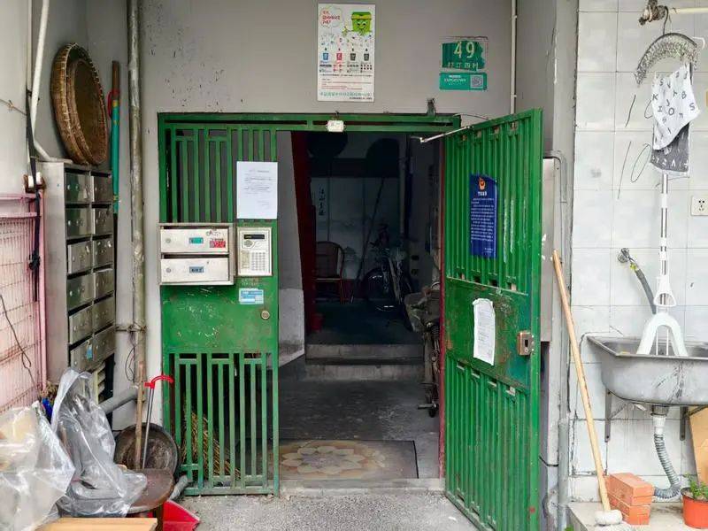 疯狂！沪上“复式群租屋”，隔出14间房塞进几十人！让人揪心的，不止这一处
