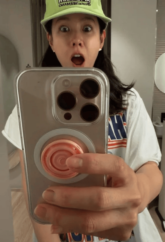 孙艺珍在车里晾儿子内裤，说玄彬最辛苦了