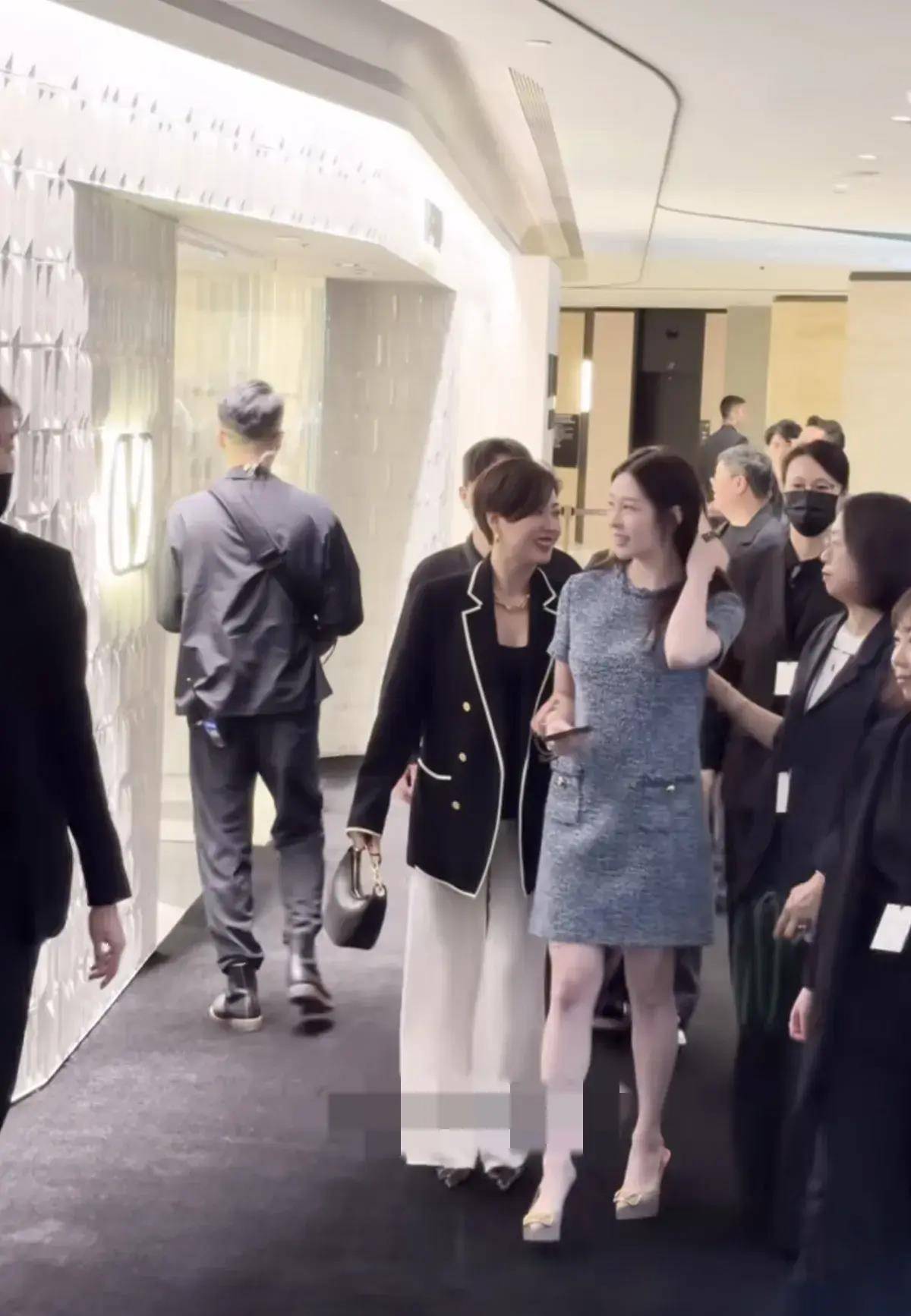 邱淑贞女儿沈月铜锣湾被偶遇，22岁像35岁显老，比不上妈妈年轻时